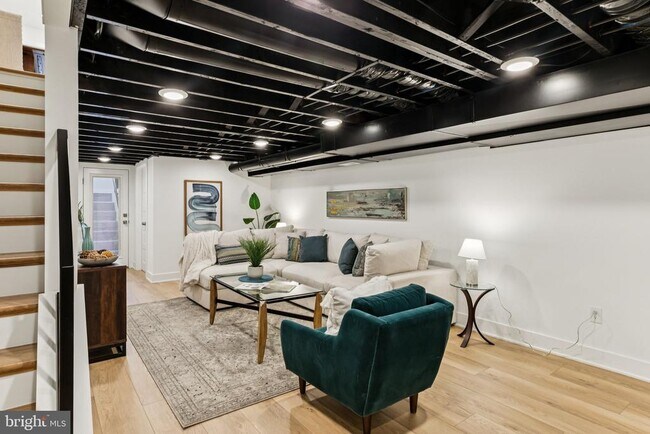 Photo - 732 Harry St