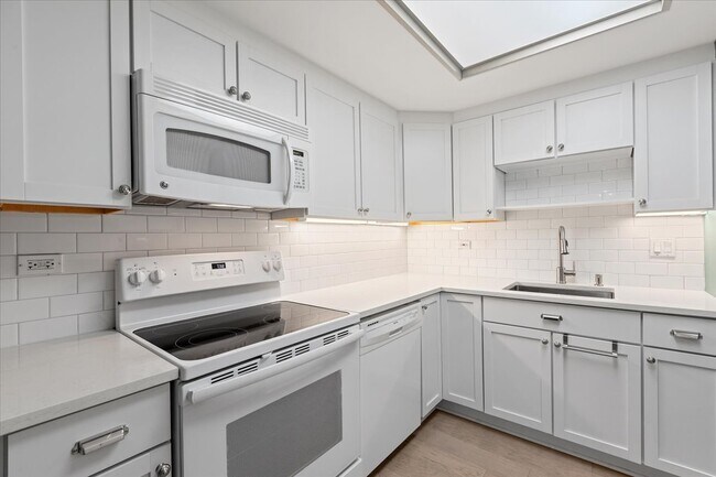 Photo - 40 E Delaware Pl Unit 805