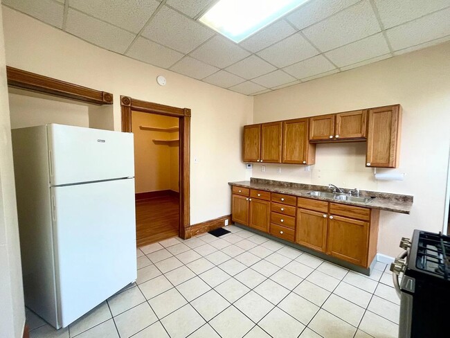 Building Photo - 646 W 8th St Unit APT 2