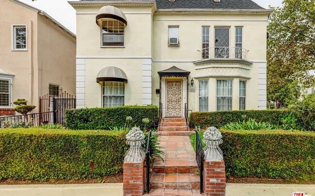 Building Photo - 201 S Doheny Dr Unit 201 1/2