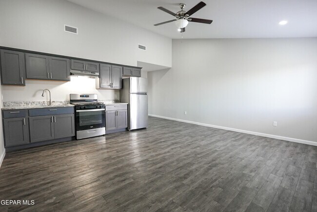 Photo - 8761 Lawson St