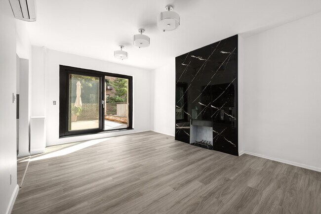 Photo - 426 W 22nd St