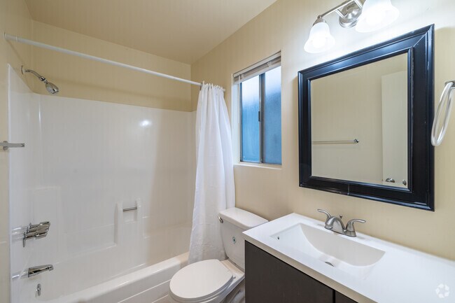 Studio - 580SF - Bathroom