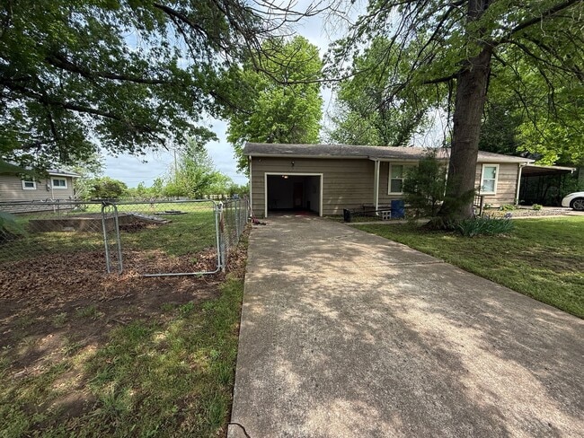 Photo - Kellysville 2 bedroom Plenty of Parking, Large fenced yard