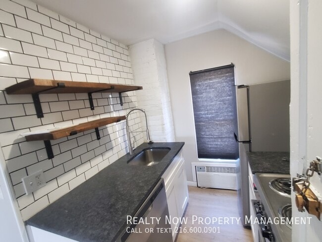 Building Photo - 1333 W 61st St