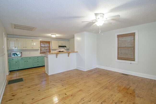 Photo - 2877 Old Clarksville