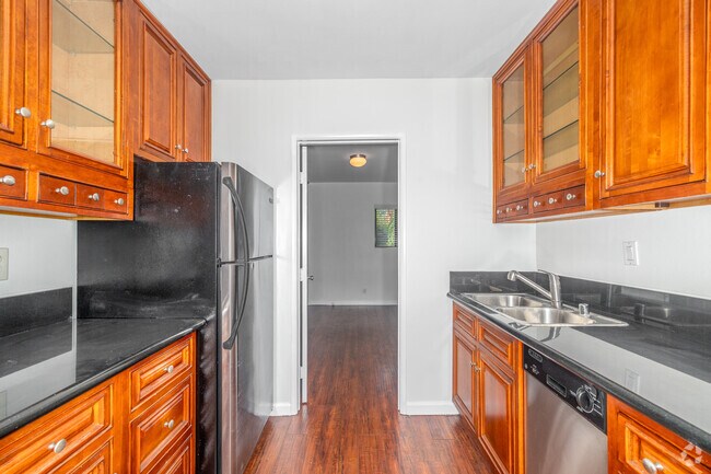1BR, 1BA - 500SF - Kitchen - 7156-7160 Lexington Ave