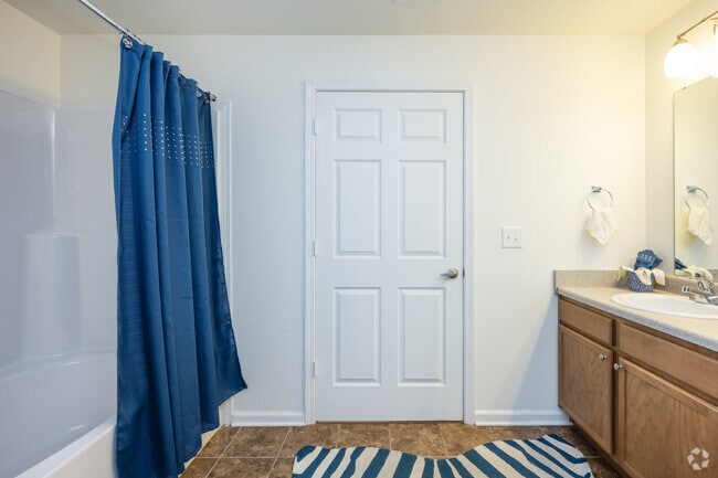 2BR, 2BA - 1253SF - Bathroom