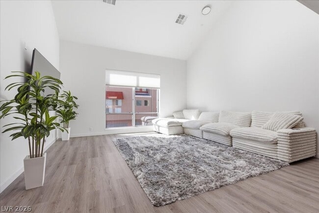 Photo - 250 Tower St