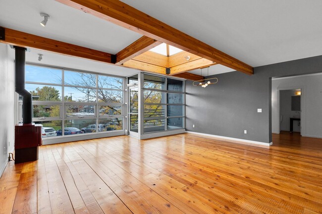 Building Photo - Modern 2 Bed / 2.5 Bath Condo with Office ...