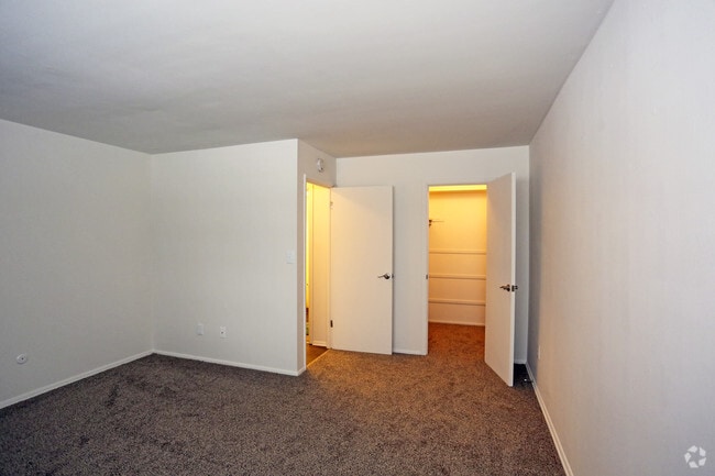 Bedroom Walk In Closet