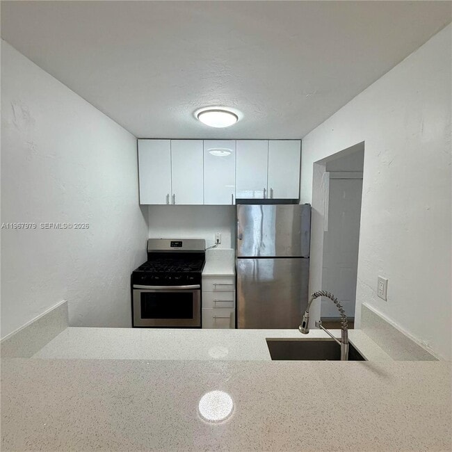 Photo - 505 NE 30th St Unidad 406