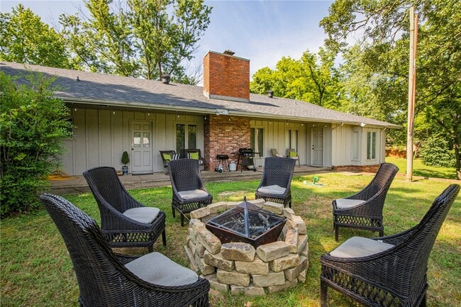 Photo - 107 NW Winfield Ln