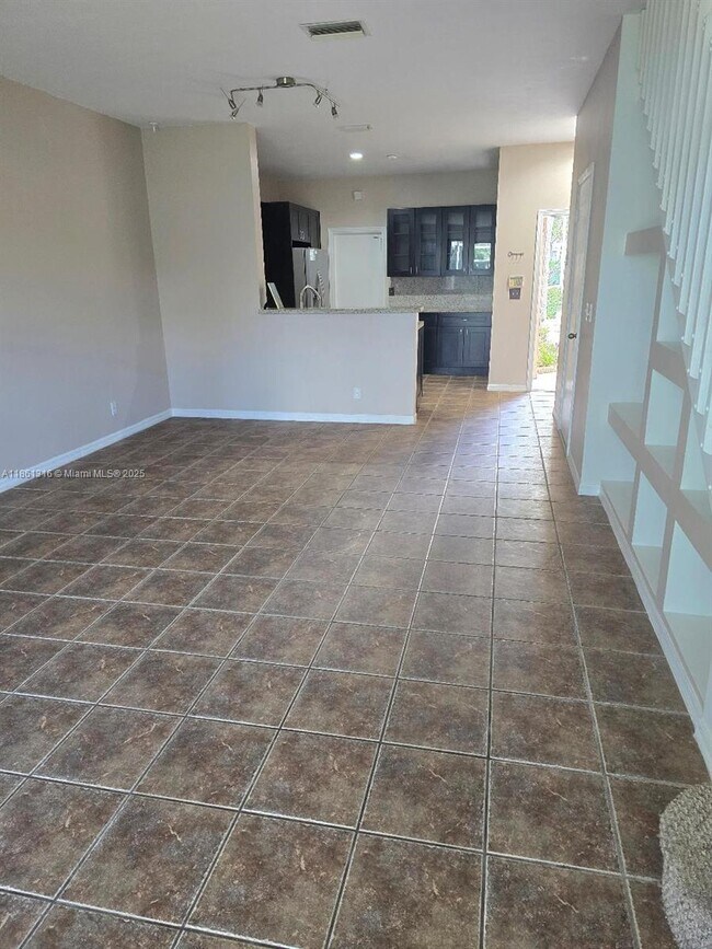 Photo - 2082 Madeira Dr