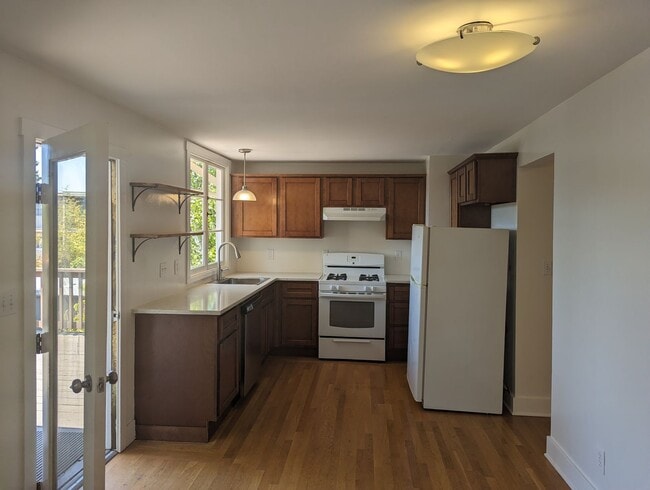 Photo - COMING SOON-A sunny top floor flat, 3 bedrooms, 2 bathrooms, living room and large kitchen with p... Unidad B