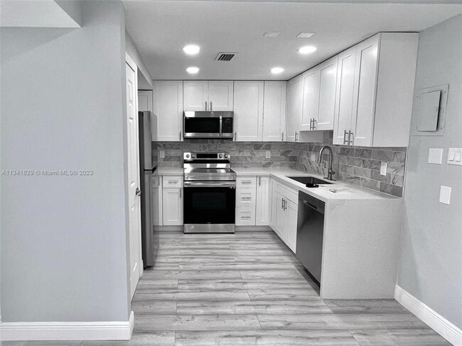 Building Photo - 4174 Inverrary Dr Unit 412 Rental