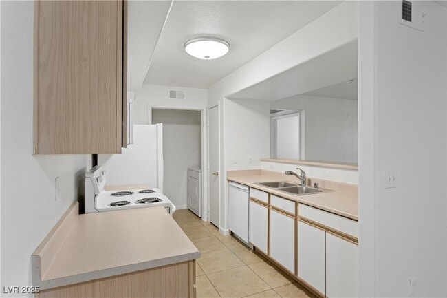 Photo - 2300 E Silverado Ranch Blvd Unidad 1074