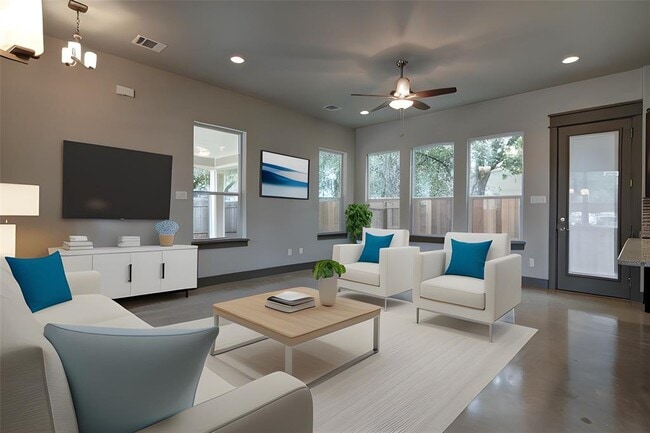 Photo - 923 E 37th St