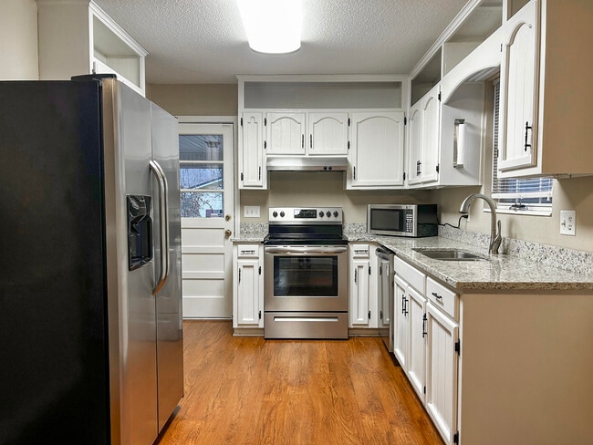 Photo - 675 Northview Dr NW