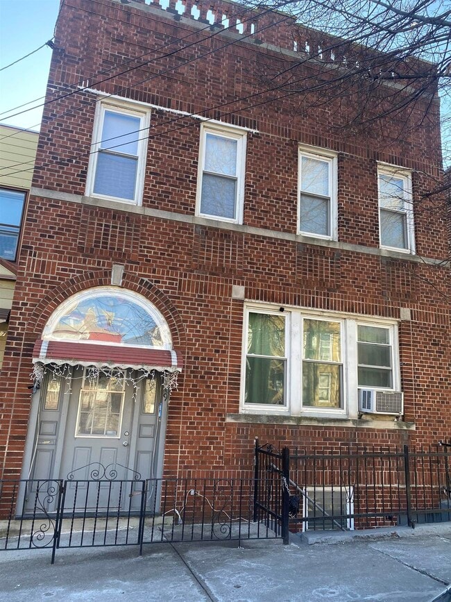Building Photo - 19 Fox Pl Unit 3 Rental