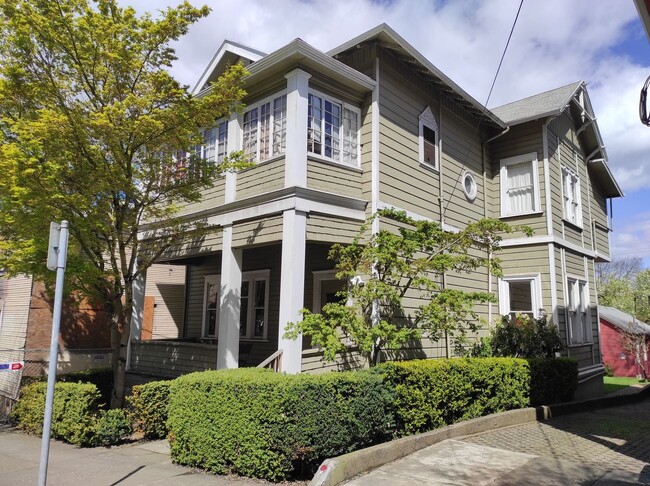 Building Photo - Charming Studio in Prime Goose Hollow Location - Move-In Specail! Unit 1527B