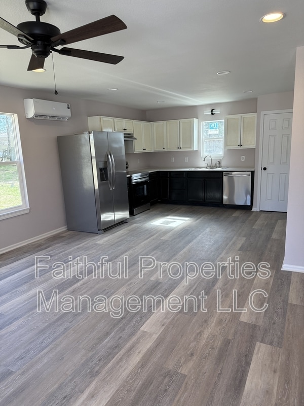 Photo - 13142 Big Oak Bay Rd