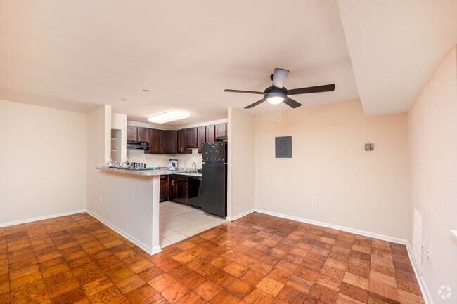 1BR, 1BA – 790SF – Livingroom