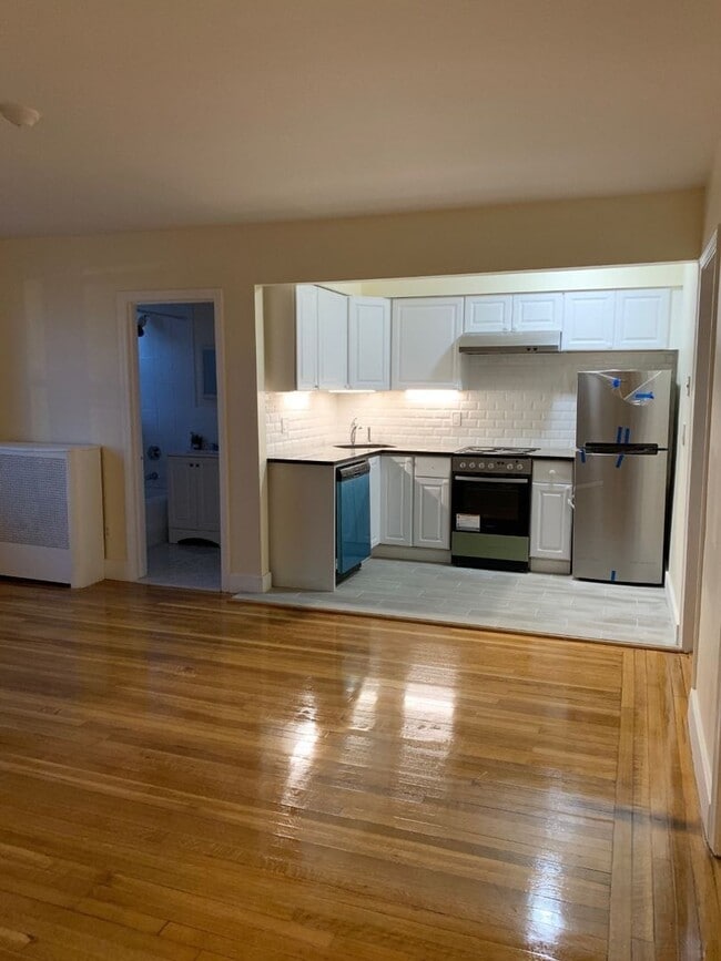 Building Photo - No Fee!  Gorgeous Comm Ave Apt by T!  Ht/HW Inc, Modern Appliances.  Cat & Small Dog OK