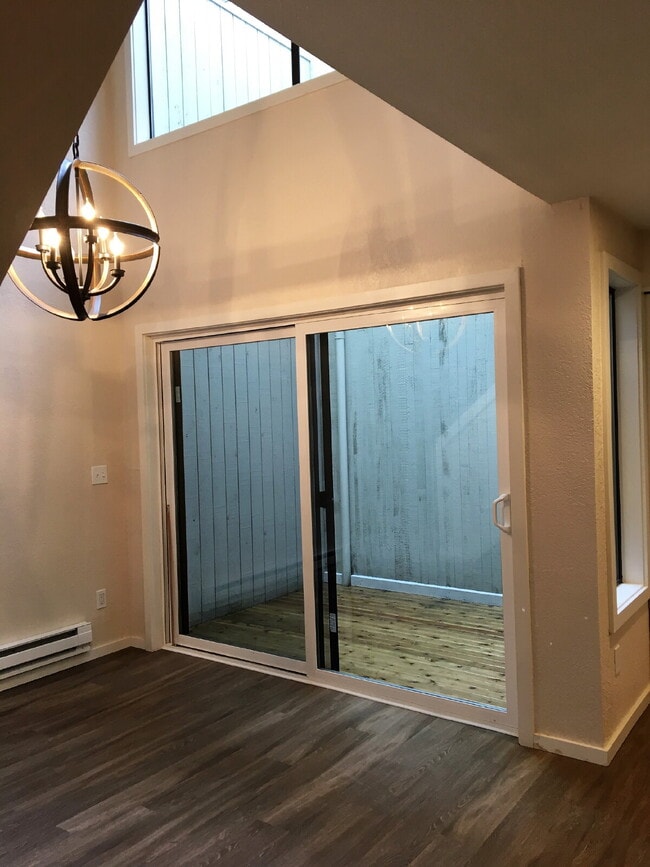 Building Photo - Charming 2-Bed, 2-Bath Condo in Des Moines, Walking Distance to the Marina!!!