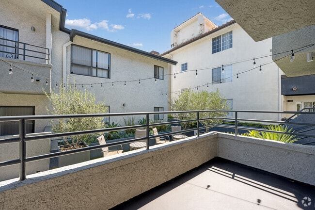 2BR, 2BA - 900SF - Balcony