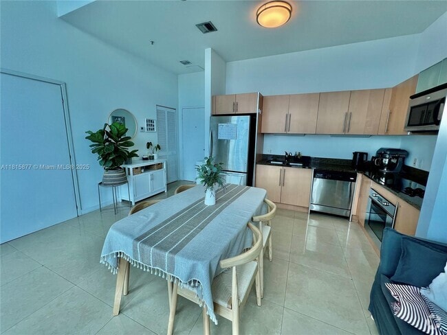 Building Photo - 300 S Biscayne Blvd Unit PH-4003 Rental