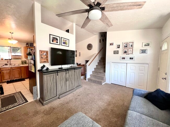 Photo - 841 Wildrose Ln