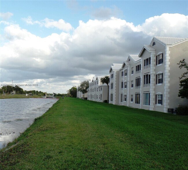 Photo - 2861 N Oakland Forest Dr Unit 306