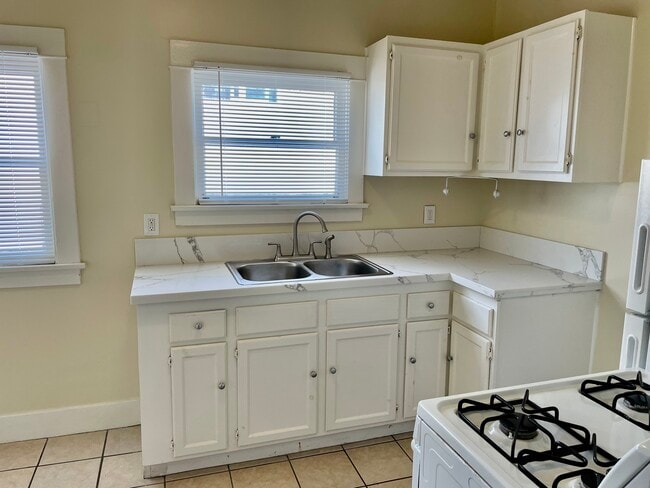 Photo - 445 W 11th St Unidad #445