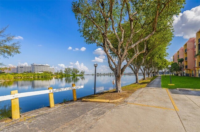 4805 NW 7th St Unit 302-15
