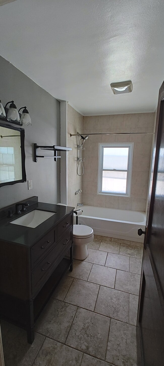 Photo - 2842 Indianola Ave