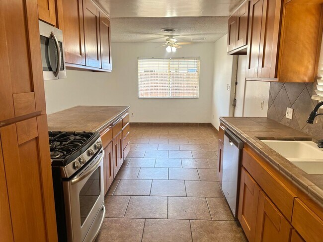READY NOW! RV PARKING! - READY NOW! RV PARKING! House