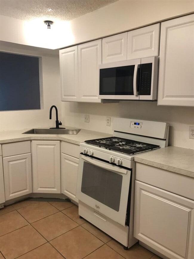 Building Photo - 10610 Topperwein Dr