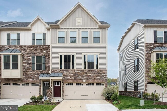 Building Photo - Stunning 3bd 2.5bth townhome in the Pondview community in Millersville.
