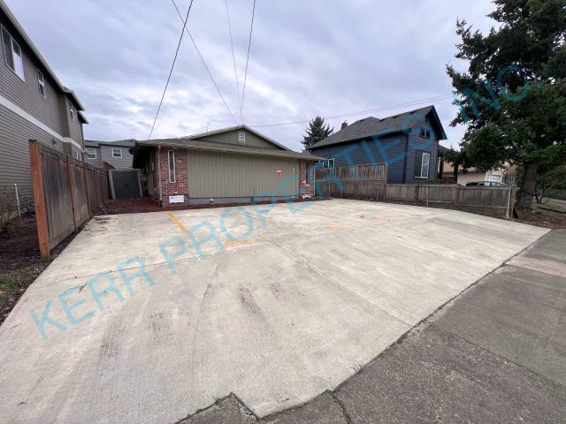 Charming 2-Bed Duplex in Portland's Heart – Cozy 855 Sq Ft!
