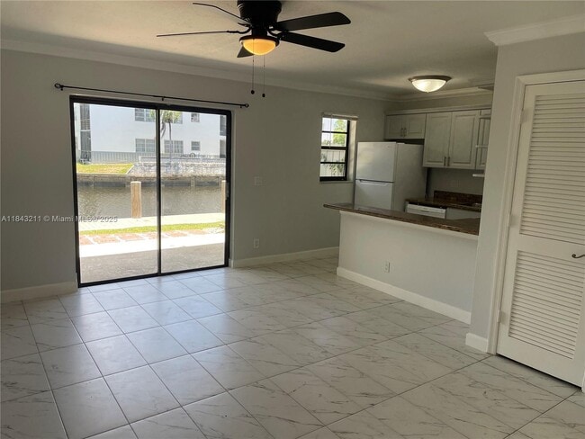 Building Photo - 1401 NE 53rd St Unit 105 Rental