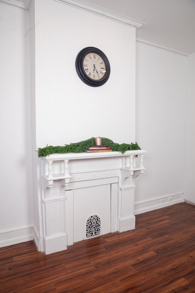 Living room - 1641 Edgley St