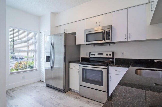 Photo - 16637 Hemingway Dr