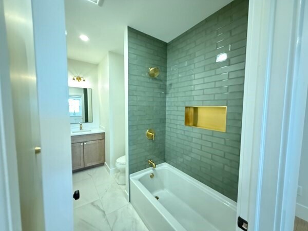 First Floor Bath - 7 Bennett St Unit 1