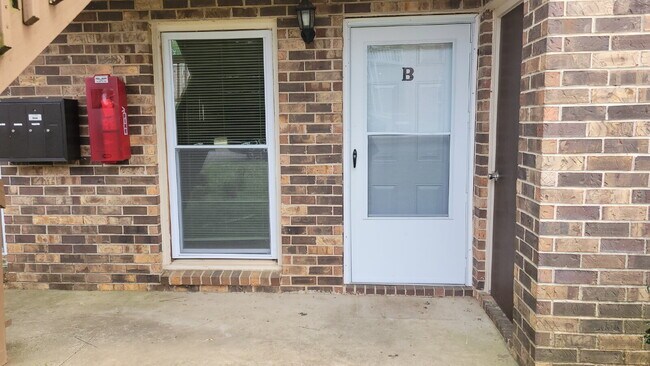 Photo - "Charming 2-Bed, 2-Bath Haven in Huntsville – Your Perfect Retreat Awaits!" Unidad B