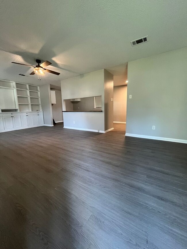 Photo - 203 Lynn Ln