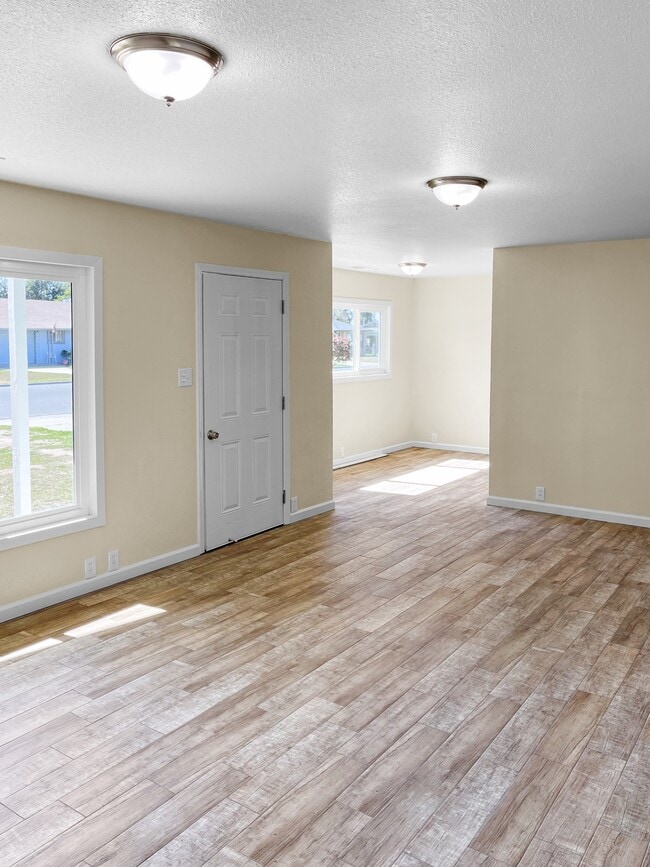 Photo - 202 W Lynn Ave