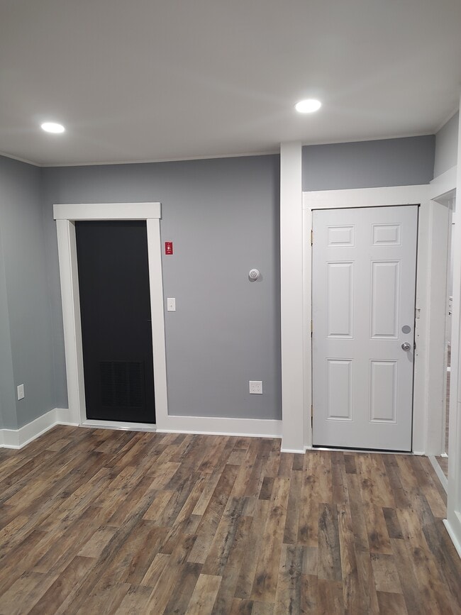 Building Photo - 142 High St Unit #3