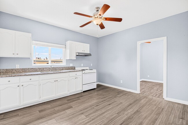 Building Photo - 2212 Myrtle Ave Unit 10