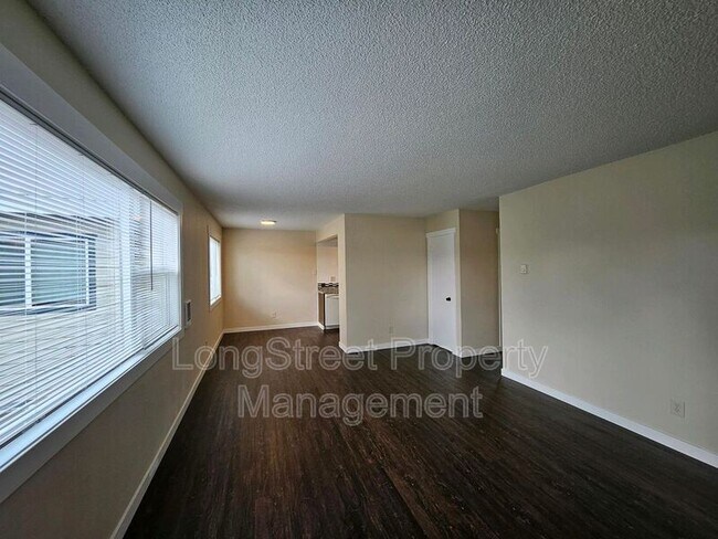 Photo - 780 NW Joy Ave Unidad P